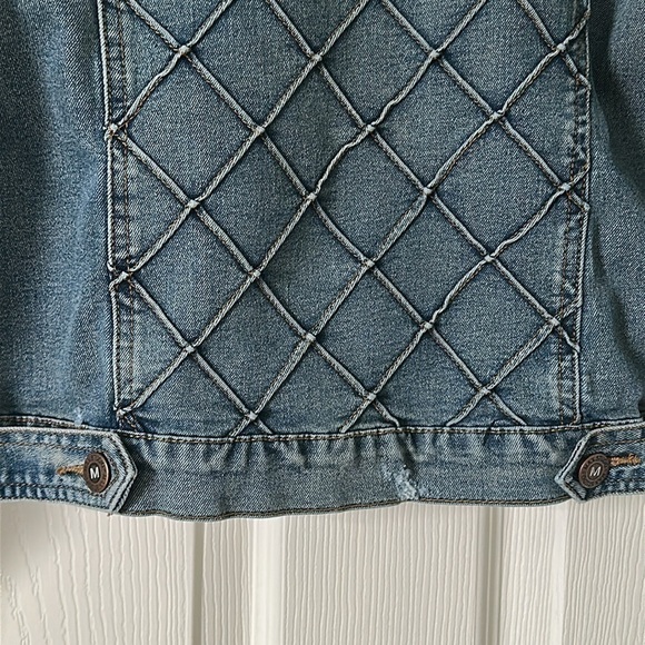MAX STUDIO Women’s Distressed Denim Jacket with Quilted Design Size Small - Picture 7 of 9